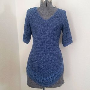 Double V neck knit shirt